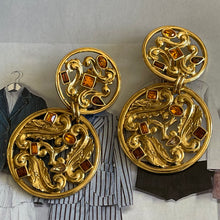 Charger l'image dans la galerie, Yves Saint Laurent, grandes boucles clips pendantes en métal doré ajouré et pierres de couleur