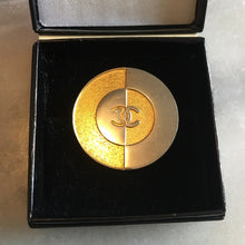 Charger l'image dans la galerie, CHANEL, broche CC vintage couture en métal argenté et doré