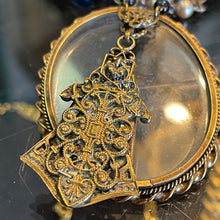 Charger l'image dans la galerie, Ravissant collier ancien en métal et perles de verre bleues, circa 1920/1930