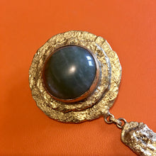 Charger l'image dans la galerie, Henry, grosse broche pendentif en bronze doré et cabochon vert avec clips assortis