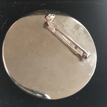 Charger l'image dans la galerie, CHANEL, broche CC vintage en métal argenté et émail