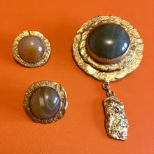 Charger l'image dans la galerie, Henry, grosse broche pendentif en bronze doré et cabochon vert avec clips assortis