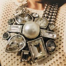 Charger l'image dans la galerie, Philippe Ferrandis, belle broche en métal argenté avec pierres blanches (cristal de Swarovski)