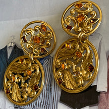 Charger l'image dans la galerie, Yves Saint Laurent, grandes boucles clips pendantes en métal doré ajouré et pierres de couleur