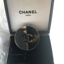 Charger l'image dans la galerie, CHANEL, broche CC vintage en métal argenté et émail