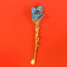 Charger l'image dans la galerie, KALINGER, Longue broche fleur vintage couture, podium size!