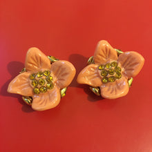 Charger l'image dans la galerie, KALINGER, boucles d'oreilles clips fleurs oranges en résine