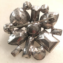 Charger l'image dans la galerie, Philippe Ferrandis, belle broche en métal argenté avec pierres blanches (cristal de Swarovski)