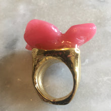 Charger l'image dans la galerie, KALINGER, rare grosse bague vintage en résine forme fleur