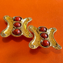 Charger l'image dans la galerie, Kalinger, belles boucles clips vintage couture métal doré et cabochons rouges, bleus ou violets