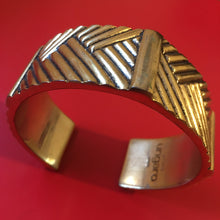 Charger l&#39;image dans la galerie, UNGARO, Bracelet en métal doré style art déco
