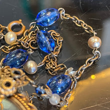 Charger l'image dans la galerie, Ravissant collier ancien en métal et perles de verre bleues, circa 1920/1930