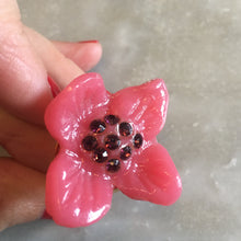 Charger l'image dans la galerie, KALINGER, rare grosse bague vintage en résine forme fleur