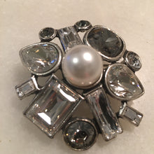 Charger l'image dans la galerie, Philippe Ferrandis, belle broche en métal argenté avec pierres blanches (cristal de Swarovski)