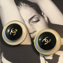 Charger l&#39;image dans la galerie, Chanel, boucles d’oreilles clips vintage en métal doré et émail collection croisière 1995
