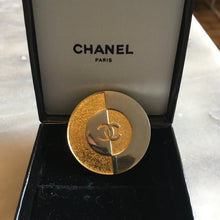 Charger l&#39;image dans la galerie, CHANEL, broche CC vintage couture en métal argenté et doré
