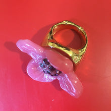 Charger l'image dans la galerie, KALINGER, rare grosse bague vintage en résine forme fleur