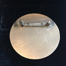 Charger l'image dans la galerie, CHANEL, broche CC vintage couture en métal argenté et doré