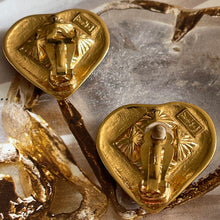 Charger l&#39;image dans la galerie, YSL par Goossens, sublimes boucles cœurs en métal doré et pierres roses
