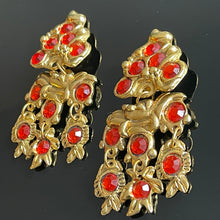 Charger l&#39;image dans la galerie, Rares et sublimes boucles clips pendantes oversize métal doré et strass rouges signées Kalinger
