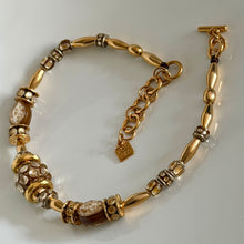 Charger l'image dans la galerie, Sublime collier vintage couture signé Recto-Verso métal doré et résine
