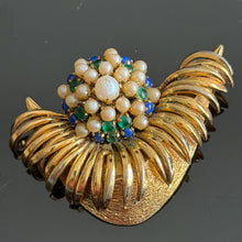 Load image into Gallery viewer, Belle et rare broche signée Dior 1965
