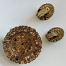 Load image into Gallery viewer, Belle parure ancienne signée W Germany avec cabochons de verre verts
