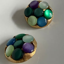 Charger l'image dans la galerie, Belles boucles rondes en résine dorée avec cabochons colorés signées Kalinger
