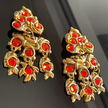 Charger l&#39;image dans la galerie, Rares et sublimes boucles clips pendantes oversize métal doré et strass rouges signées Kalinger
