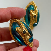 Load image into Gallery viewer, Belles boucles clips vintage en résine signées PG, circa 90s
