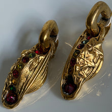Load image into Gallery viewer, Belles boucles clips pendantes en résine dorée signées Kalinger
