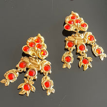 Charger l&#39;image dans la galerie, Rares et sublimes boucles clips pendantes oversize métal doré et strass rouges signées Kalinger
