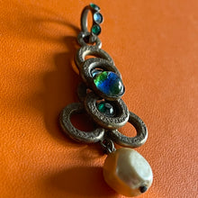 Charger l&#39;image dans la galerie, Henry, ravissant pendentif vintage avec perle en pendant et cabochon « peacock »
