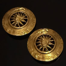 Charger l'image dans la galerie, Belles et rares boucles clips vintage couture soleils signées YSL
