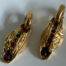 Load image into Gallery viewer, Belles boucles clips pendantes en résine dorée signées Kalinger
