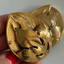 Charger l'image dans la galerie, Grosses boucles clips vintage couture motif feuilles signées Kalinger
