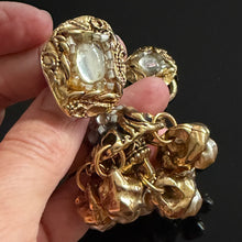 Charger l'image dans la galerie, Sublimes boucles clips vintage couture pendantes en metal doré et résine dorée par Kalinger
