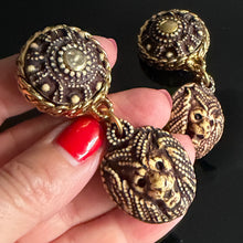 Load image into Gallery viewer, Belles et rares boucles clips pendantes vintage motif têtes de lions signées Kalinger
