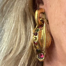 Load image into Gallery viewer, Belles boucles clips pendantes en résine dorée signées Kalinger
