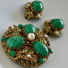 Load image into Gallery viewer, Belle parure ancienne signée W Germany avec cabochons de verre verts
