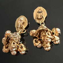 Charger l'image dans la galerie, Sublimes boucles clips vintage couture pendantes en metal doré et résine dorée par Kalinger
