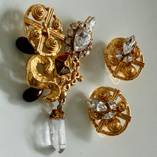 Charger l'image dans la galerie, Sublime et rare parure signée Christian Lacroix métal doré, perles de verre, cristal, émail et cristal de roche
