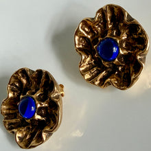 Charger l'image dans la galerie, Belles boucles clips fleurs vintage créateur en résine dorée avec cabochons de verre bleus
