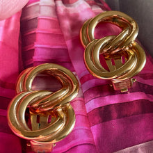 Charger l&#39;image dans la galerie, Céline, jolies boucles clips vintage en métal doré
