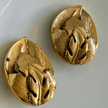 Charger l'image dans la galerie, Grosses boucles clips vintage couture motif feuilles signées Kalinger
