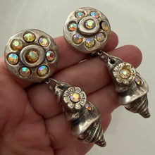 Charger l'image dans la galerie, Jolies boucles clips pendantes en résine argentée par Kalinger
