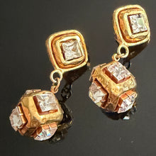 Charger l'image dans la galerie, Belles boucles clips vintage couture en résine dorée et pierres blanches par Kalinger
