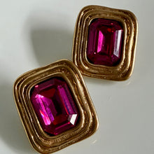 Charger l'image dans la galerie, Grosses boucles vintage créateur métal doré et pierres roses
