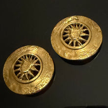 Charger l'image dans la galerie, Belles et rares boucles clips vintage couture soleils signées YSL
