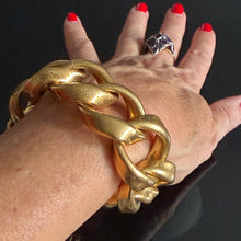 Charger l'image dans la galerie, Joli bracelet vintage couture en métal doré signé Kalinger
